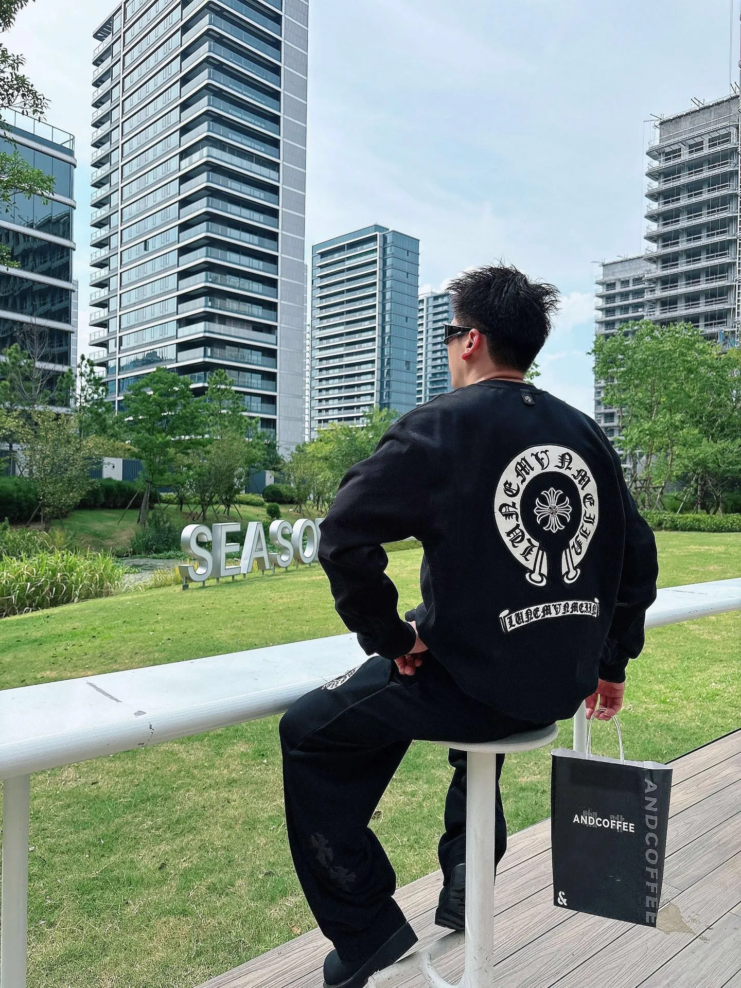 Clothes P 400💰 Pants P 426 💰ChromeHearts Chrome Heart Round Neck Long Sleeve Pursuit of quality and absolute guarantee of quality! Using double-sided cotton fabric, the texture is clearly visible, the texture is soft, delicate and smooth, and the customized three-dimensional embroidery and leather patchwork technology is full of drape! The workmanship is fine and the shoulder lines are smooth. All imported chain machines are used to make the shoulder rolling strips. It has a certain thickness and is not made of cheap material but has a shiny feel that is comfortable and not tight on the upper body. It is the most avant-garde street item that can be easily matched by both men and women!  Color: black white Size: m-3xl Style number: 3576➕3750